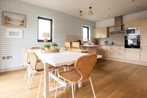 Dining - Porth Crigyll : Beachfront 3‑Bed Cottage with Sea Views in Rhosneigr | Managed by Anglesey Holiday L (Rhosneigr)
