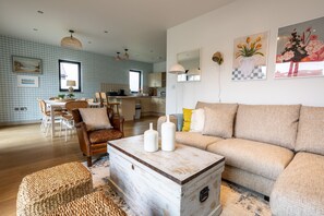 Smart TV - Porth Crigyll : Beachfront 3‑Bed Cottage with Sea Views in Rhosneigr | Managed by Anglesey Holiday L (Rhosneigr)