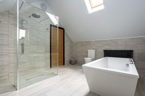 View into the family bathroom, well-appointed beachfront holiday cottage with three bathrooms in Rhosneigr, Anglesey - Porth Crigyll: Beachfront holiday cottage on Anglesey (Rhosneigr)