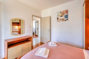 2 bedrooms, iron/ironing board, free WiFi, bed sheets - Apartment Biserka – 5 min walk to Beach Draga (Malinska)