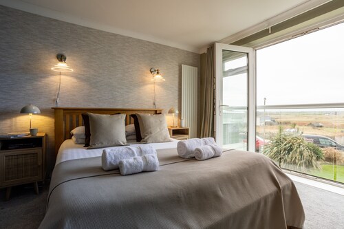 Lakeside : Stylish 4‑Bed Family Villa in Rhosneigr | Managed by Anglesey Holiday Lettings