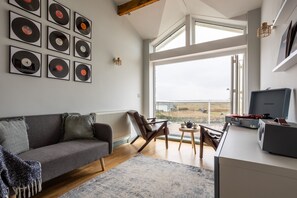 TV, fireplace, DVD player - Lakeside : Stylish 4‑Bed Family Villa in Rhosneigr | Managed by Anglesey Holiday Lettings (Rhosneigr)