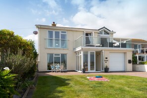 Exterior - Lakeside : Stylish 4‑Bed Family Villa in Rhosneigr | Managed by Anglesey Holiday Lettings (Rhosneigr)
