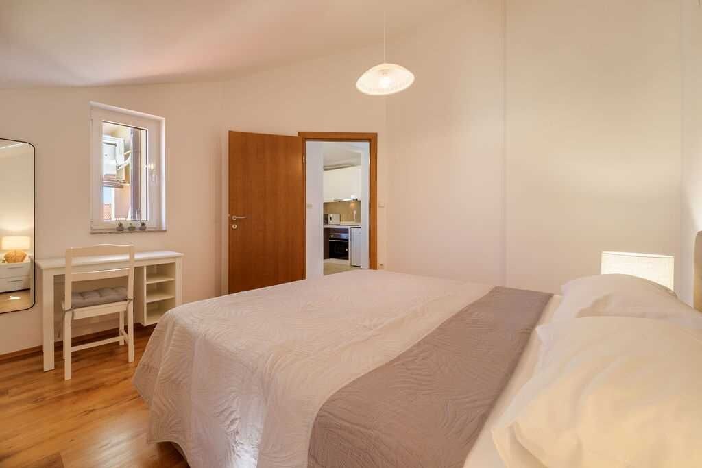 Une chambre à coucher avec un lit, un bureau et une chaise.
