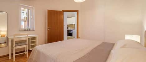 Une chambre à coucher avec un lit, un bureau et une chaise.