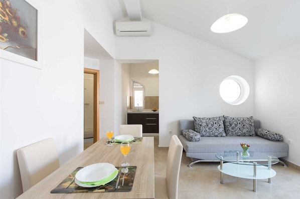 Dining - Apartment Nino 5 with balcony (Malinska)
