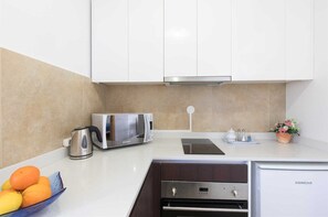 Fridge, coffee/tea maker, toaster, cookware/dishes/utensils - Apartment Nino 5 with balcony (Malinska)