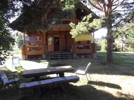 Outdoor dining. Close to the beach, quiet located Blockhouse