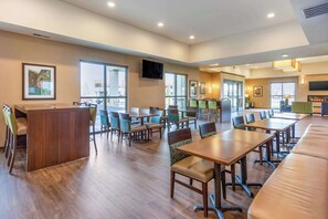 Bao gồm bữa sáng đầy đủ hàng ngày