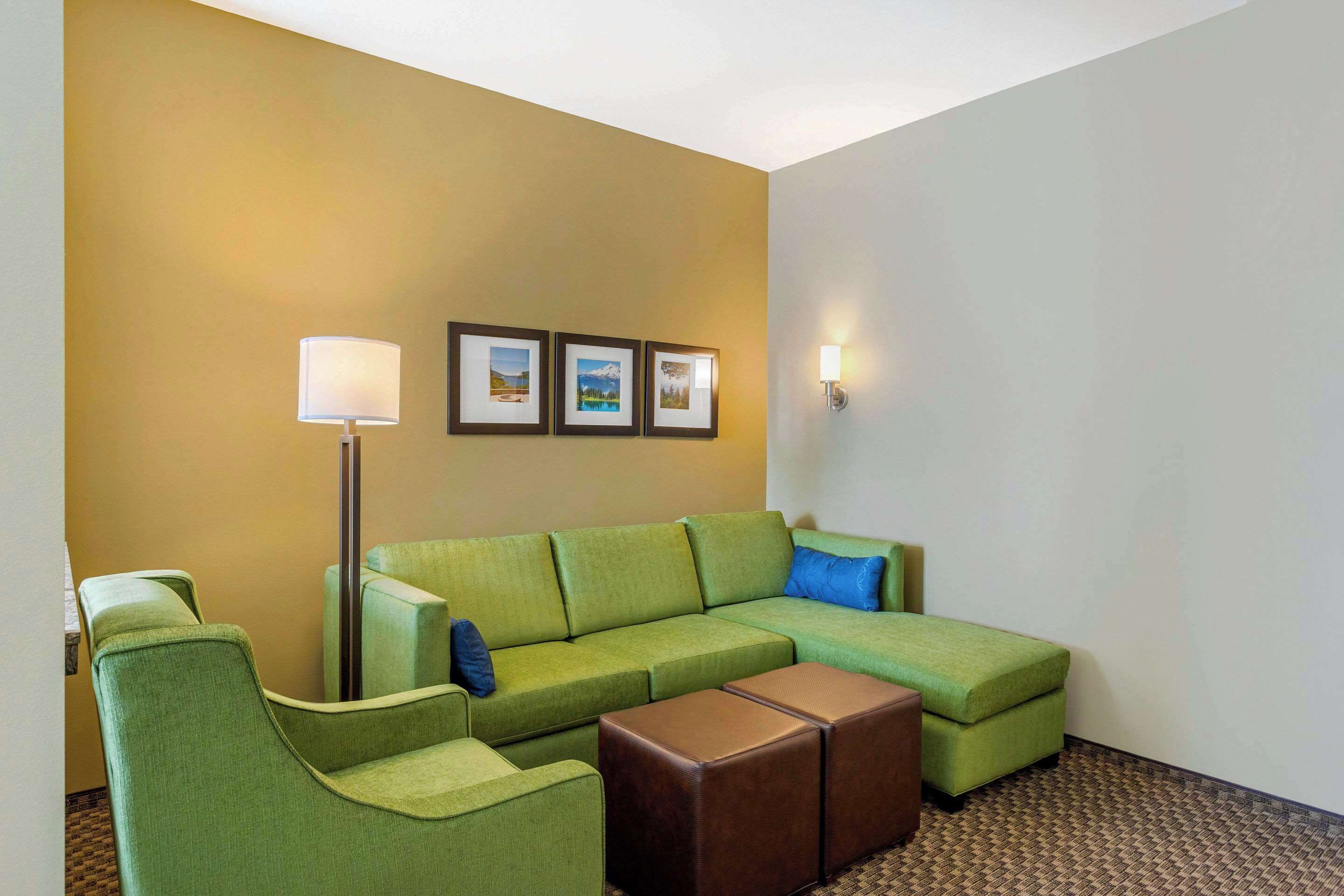 suite, multiple beds, non smoking | down duvets, pillow-top beds, desk, laptop workspace