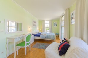 2 camere, una scrivania, ferro/asse da stiro, culla da viaggio