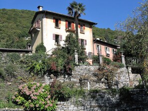Exterior - Large Flat in Villa in superb Location with Garden & Pool (Brissago)