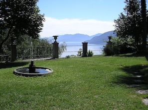 Property grounds - Large Flat in Villa in superb Location with Garden & Pool (Brissago)