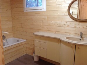 Combined shower/bathtub, hair dryer, towels, toilet paper