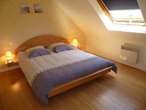 4 chambres, bureau, fer et planche à repasser, accès au Wi-Fi (inclus)