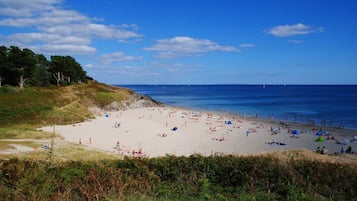 Una spiaggia nelle vicinanze, lettini da mare