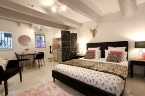 1 slaapkamer, een strijkplank/strijkijzer, gratis wifi, beddengoed