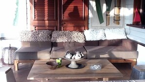 Una sala acogedora con un sofá, una mesita de centro y un cuenco decorativo.