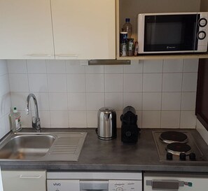 Kylskåp, mikrovågsugn, spishäll och diskmaskin