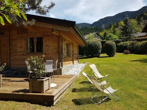 Outdoor dining - Two cosy chalets, mountain view near Annecy and Aravis (Thônes)