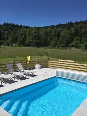 Utendørsbasseng og et oppvarmet basseng