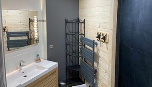 Dusj, hårføner og håndklær