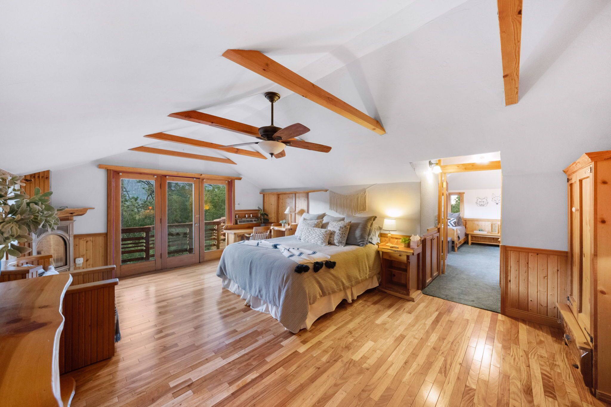 4 bedrooms, iron/ironing board, WiFi, bed sheets