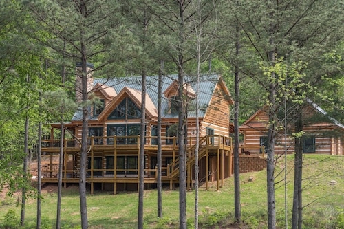 Shangri-Lodge am Lake Nottley. 5 Schlafzimmer  Schlaf 20. W-lan.  Feuerstelle im Freien.