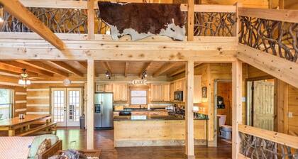 Shangri-Lodge sur le lac Nottley. 5 chambres à coucher. 20 personnes. Wifi. Foyer extérieur.