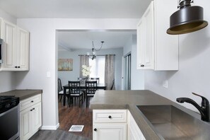 Fridge, microwave, oven, stovetop - Next 2 Christmas Story House/Tremont/5min downtown (Cleveland)
