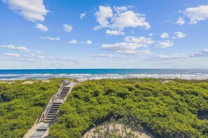 On the beach - OCEANFRONT!  ELEVATOR!   HOTTUB!   5 Masters!   AMAZING OCEAN VIEWS! (Duck)