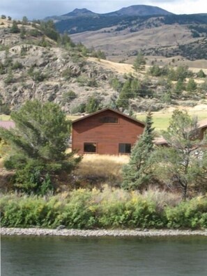 Exterior - Horse Ranch on the Yellowstone River. Close to Gardiner and Yellowstone Park. (Emigrant)