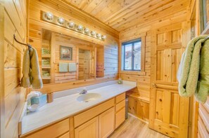 Shower, hair dryer, towels, soap - Horse Ranch on the Yellowstone River. Close to Gardiner and Yellowstone Park. (Emigrant)