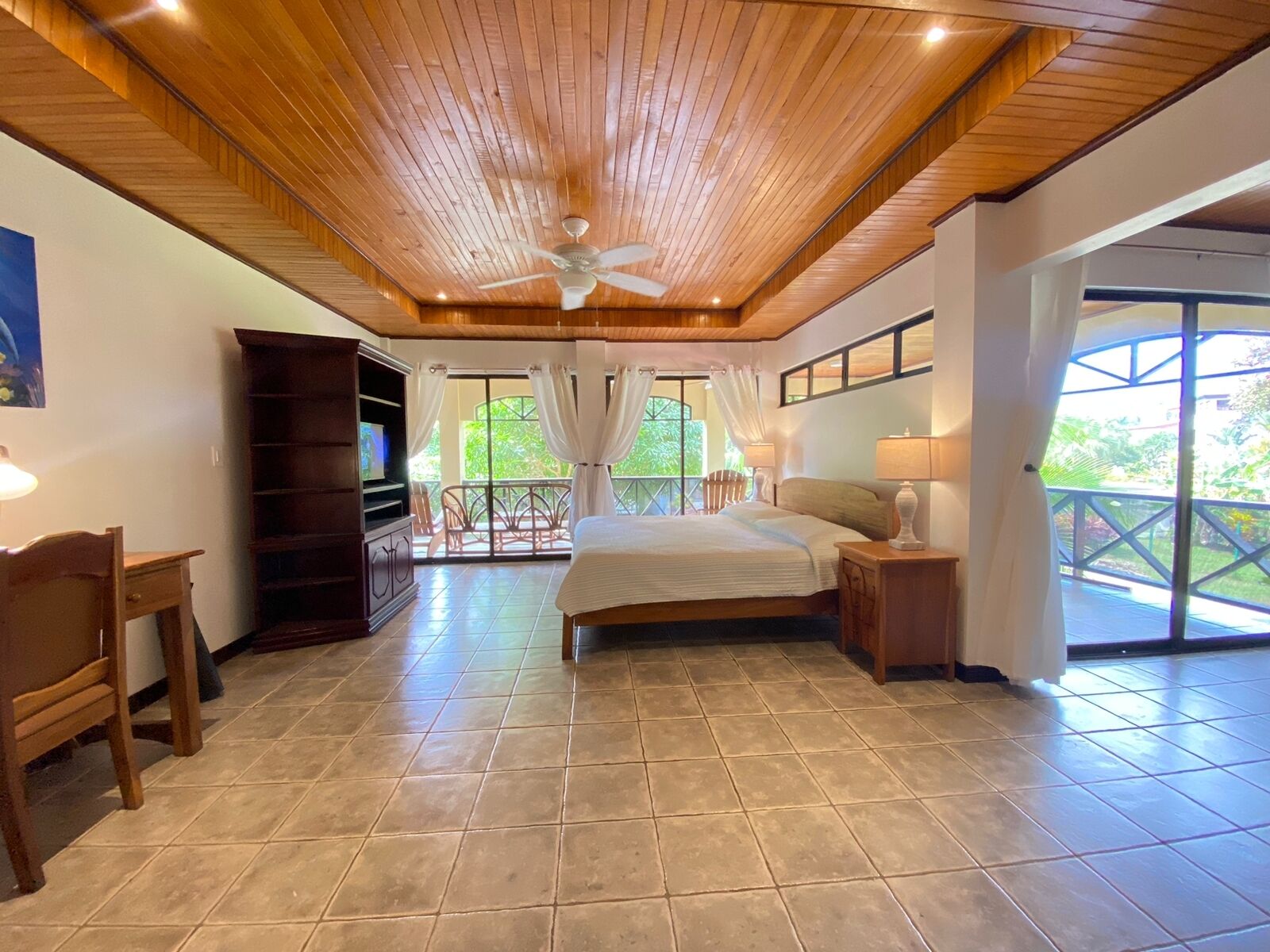 5 bedrooms, desk, free WiFi, bed sheets