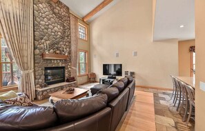 تلفزيون ذكي، مدفأة، مشغل دي في دي، كُتُب