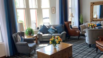 Télévision, cheminée, lecteur de DVD, livres