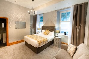 6 عدّة غرف نوم ومكواة/لوح كي وواي فاي وملاءات أسرّة