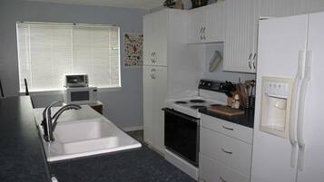 Frigorifero, microonde, forno, piano cottura