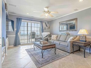 Smart TV, caminetto, videoteca, impianto stereo