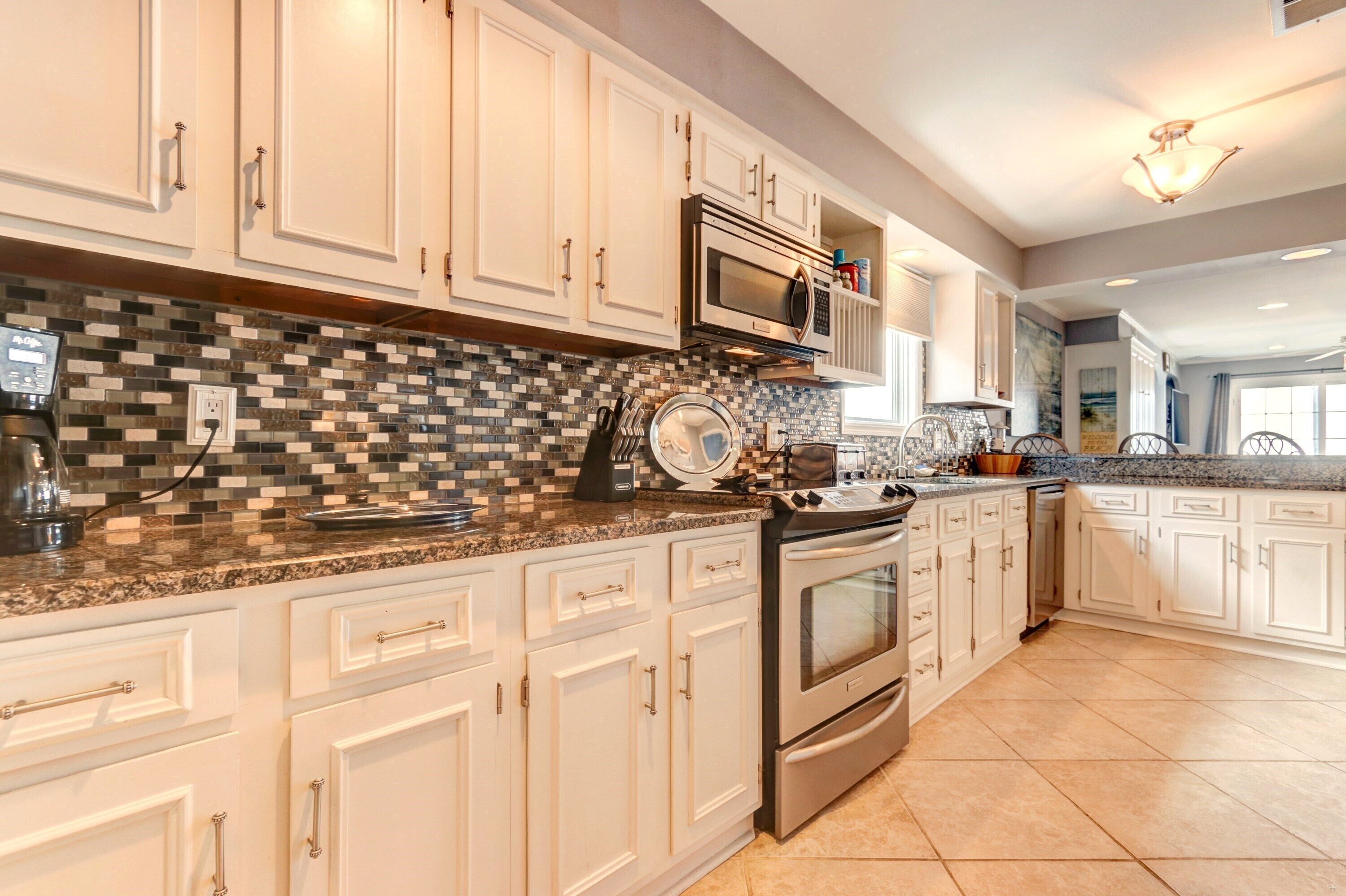 冷蔵庫、電子レンジ、オーブン、コンロ