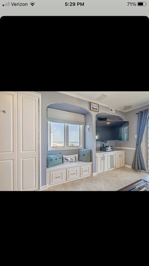 Smart TV, caminetto, videoteca, impianto stereo