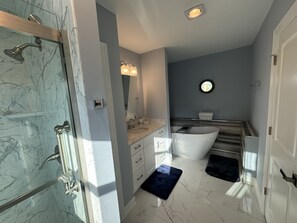 Combinazione doccia/vasca, asciugacapelli, asciugamani, sapone