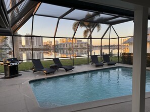 Utomhuspool och uppvärmd pool