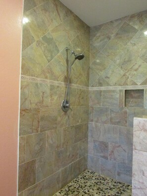 Combined shower/bathtub, jetted bath, hair dryer, towels - Custom Home-great weekly rates! (Bay St Louis)