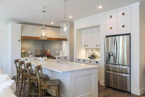 冷蔵庫、電子レンジ、オーブン、コンロ