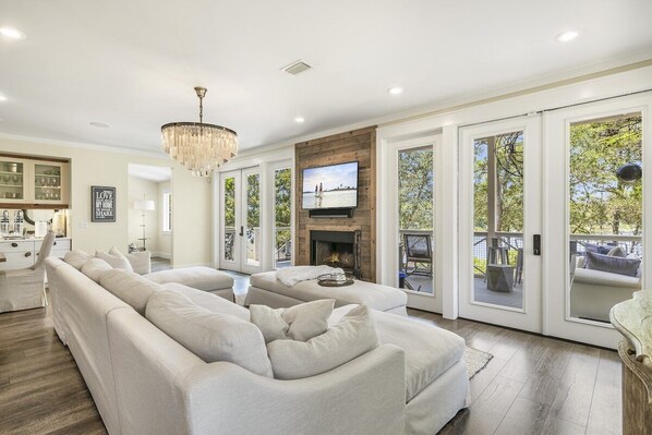 スマートテレビ、暖炉、書庫、書斎 / ワークスペース