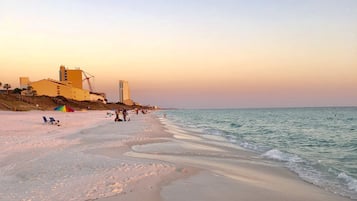 Una spiaggia nelle vicinanze, lettini da mare
