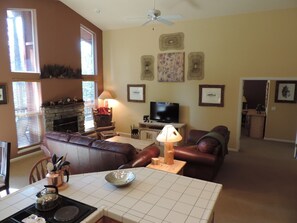 Fernseher, Kamin, DVD-Player, Bücher