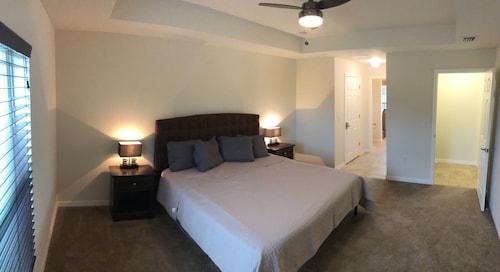 New Modern Vacation Home on a budget! Smart TV only. NO CABLE