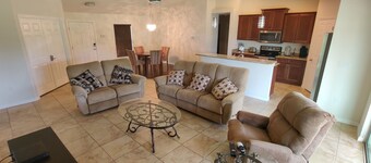 New Modern Vacation Home on a budget! Smart TV only. NO CABLE